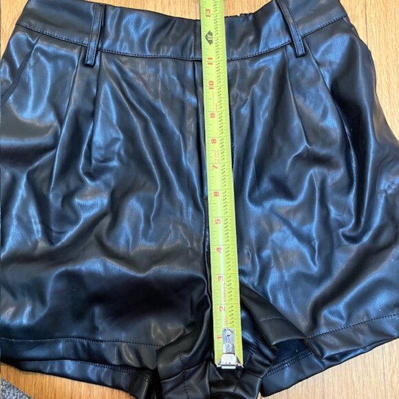 NWT Faux Leather high waisted Black pleated shorts size S - Picture 5 of 7